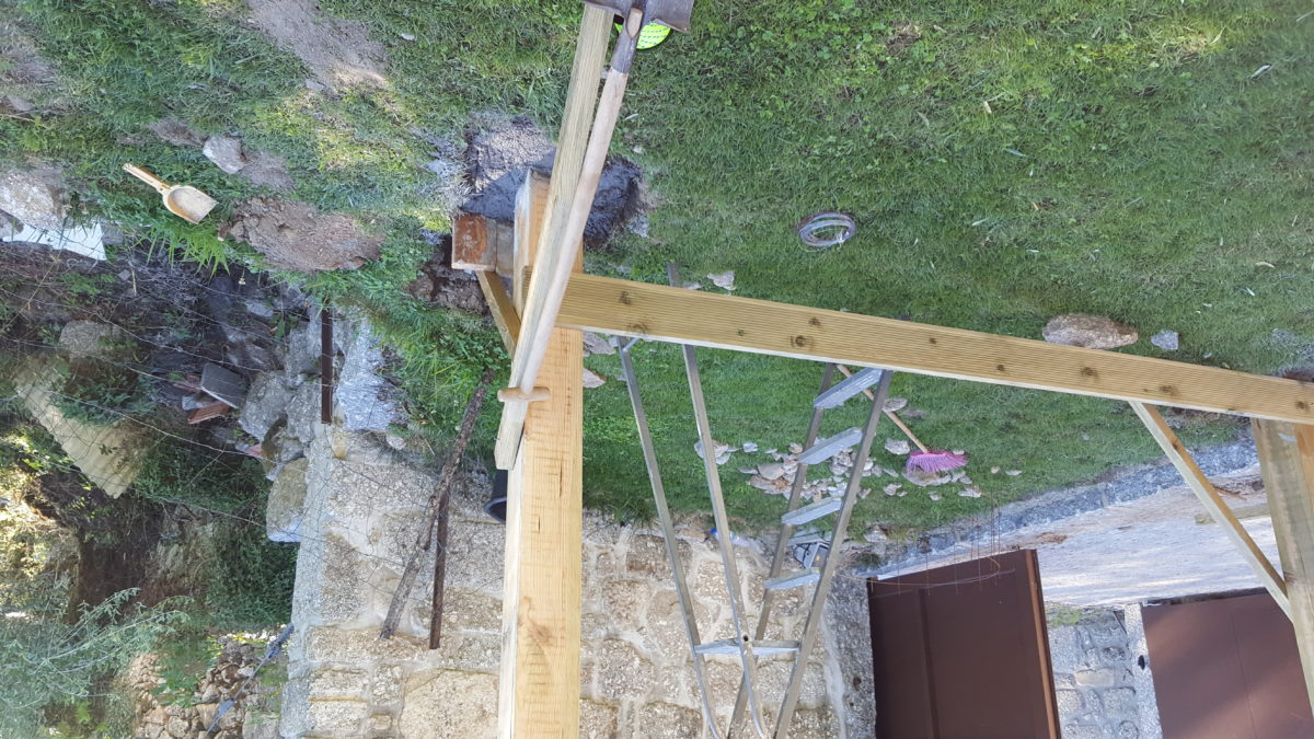 Os dois primeiros postes levantados