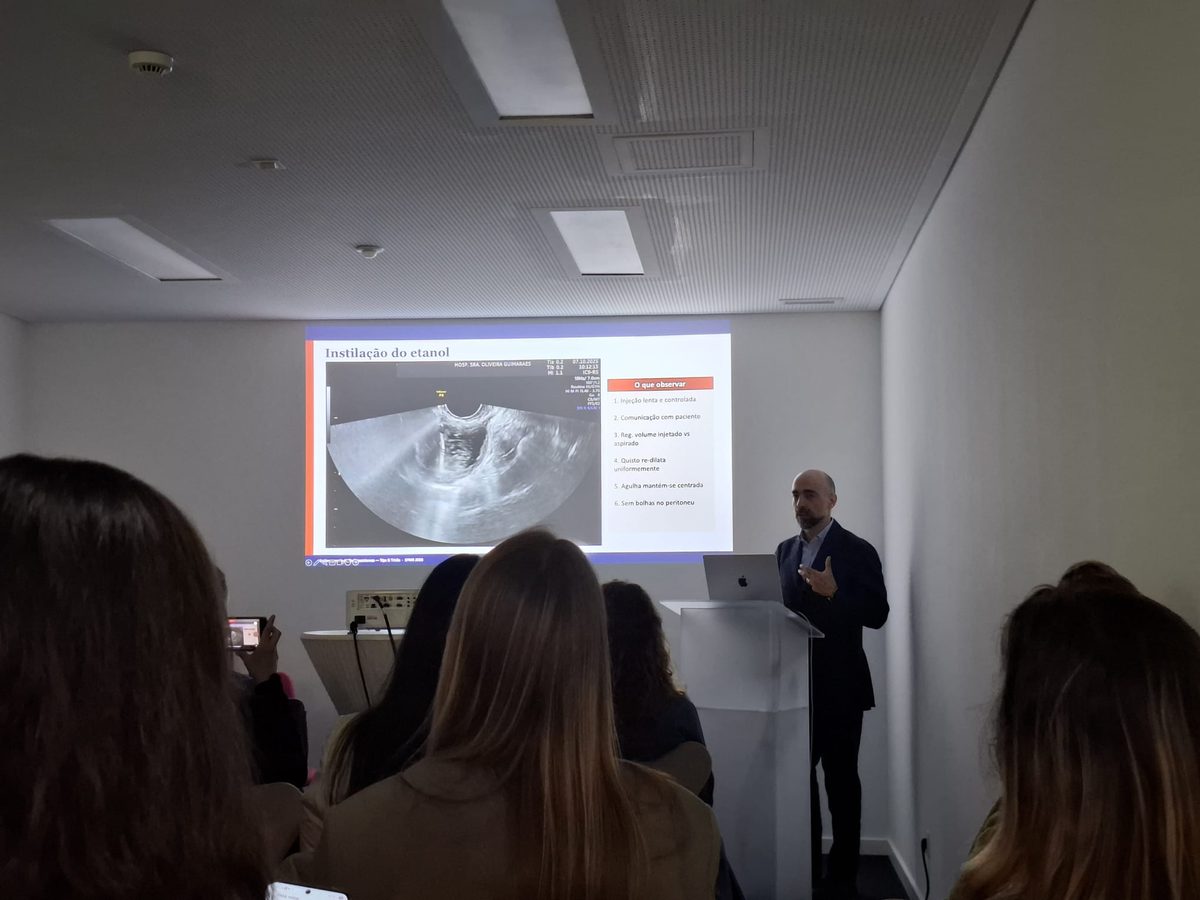 Ricardo Santos a apresentar 'Escleroterapia de endometriomas: Tips and tricks' — slide sobre a instilação do etanol